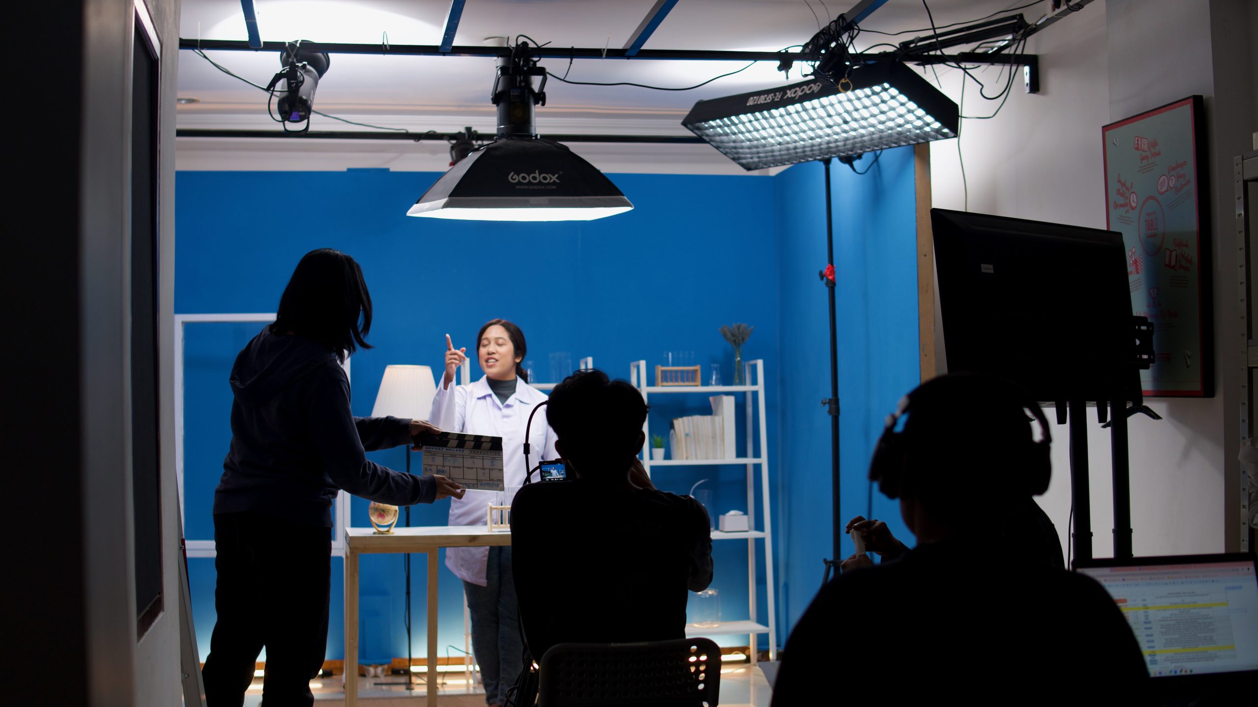 Proses pengarahan talent oleh director pada pengerjaan produksi multimedia learning Monkey Melody